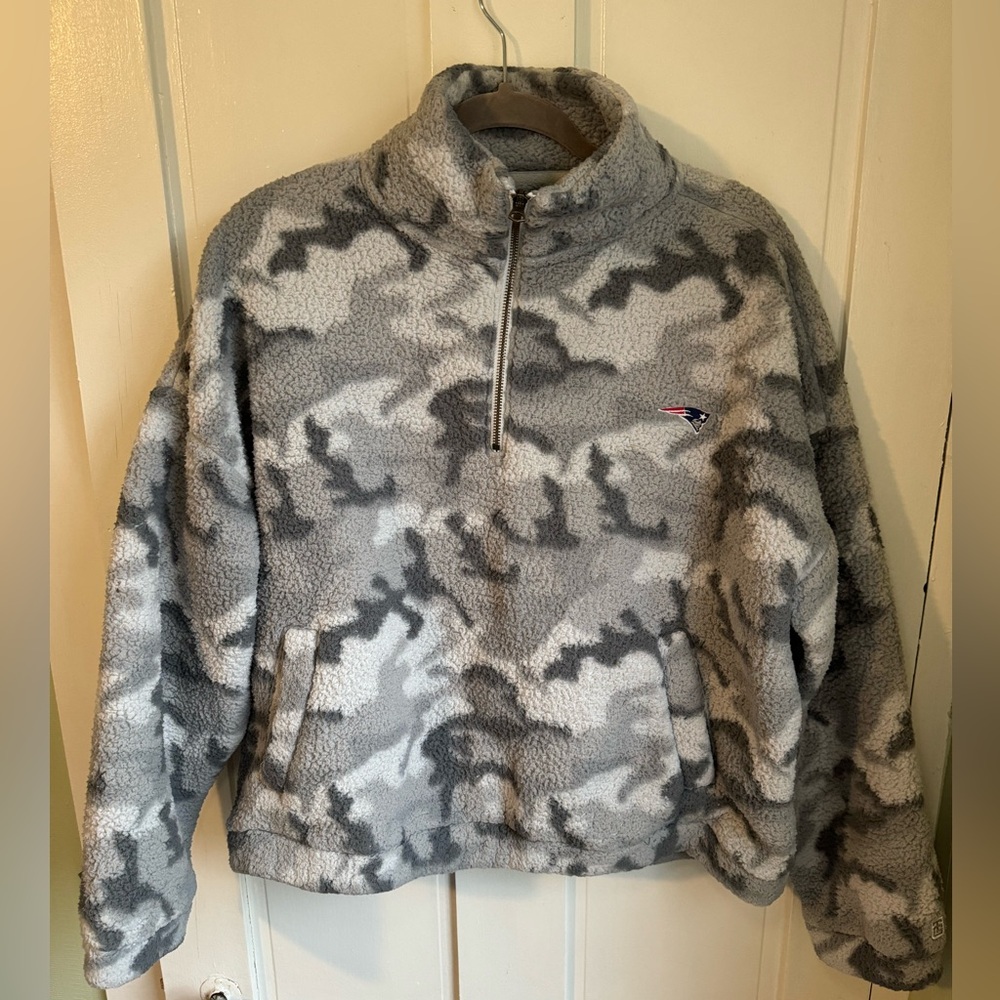 Tailgate AE Women’s Patriots 1/4 Zip Sherpa Material Pullover - Gray Camo - XL